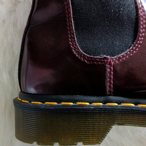 DR. MARTENS VEGAN 2976 CHELSEA BOOTS IN CHERRY RED - Picture 5 of 8